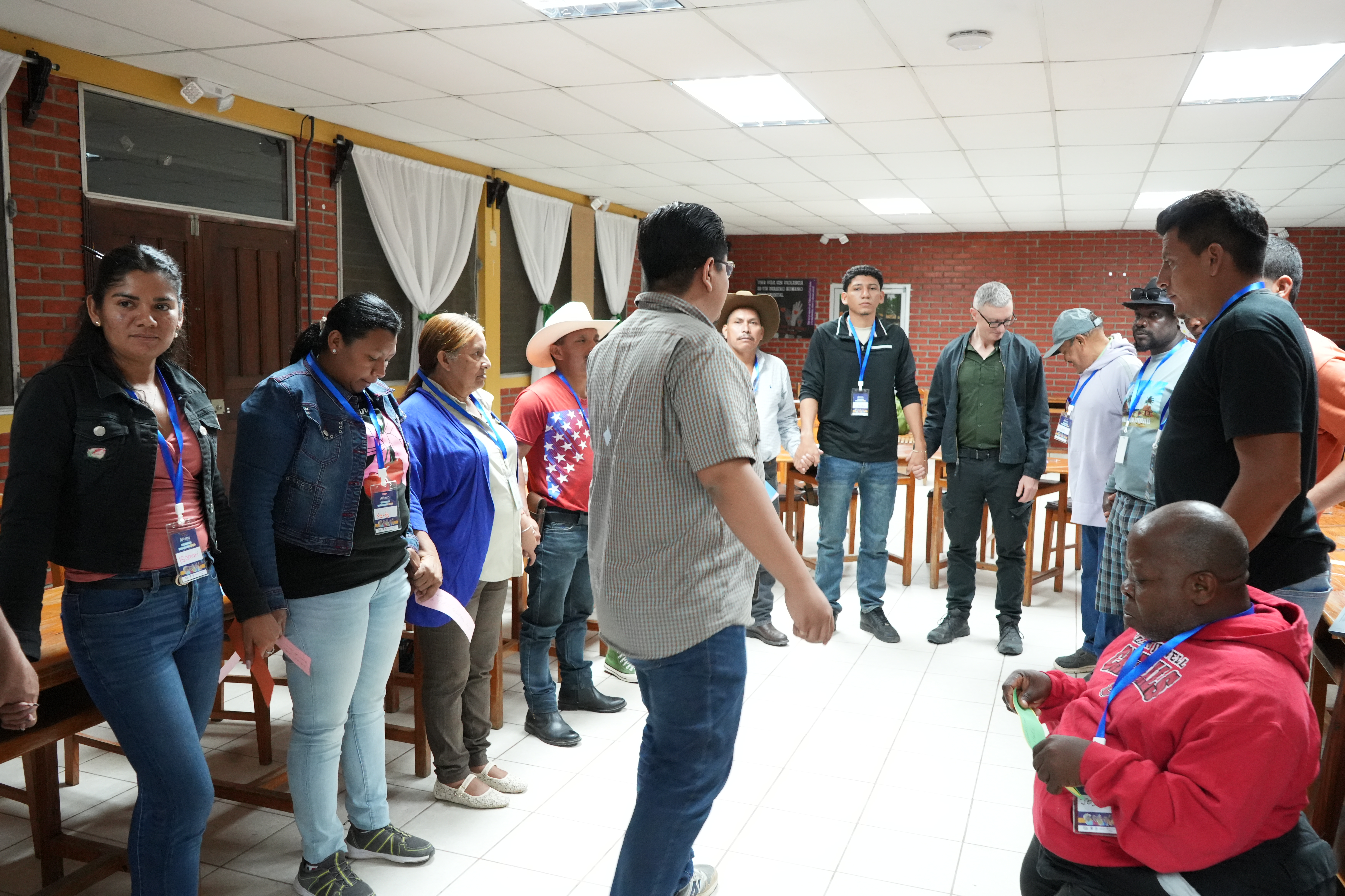 Líderes y lideresas reunidos